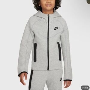 NWT Nike Tech Fleece Kids Gray Extra Small (4)